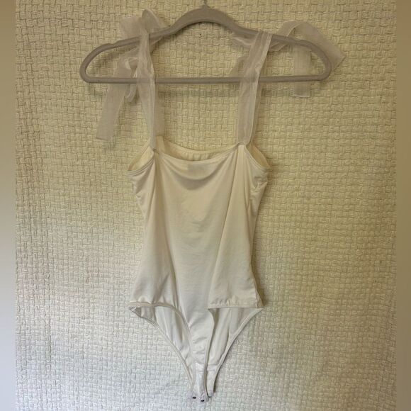 White VICI Bodysuit with Bows 🤍✨ - Picture 4 of 8